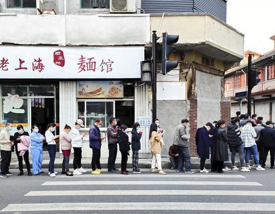 Varios ciudadanos hacen cola para la prueba Covid-19 en un hospital de Shanghái, el viernes 11 de marzo de 2022.
