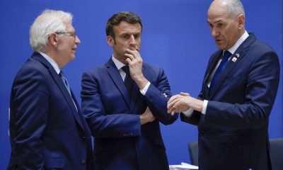 Desde la izquierda, el jefe de la diplomacia europea, Josep Borrell, el presidente francés, Emmanuel Macron, y el primer ministro esloveno, Janez Jansa, el jueves en Bruselas.
