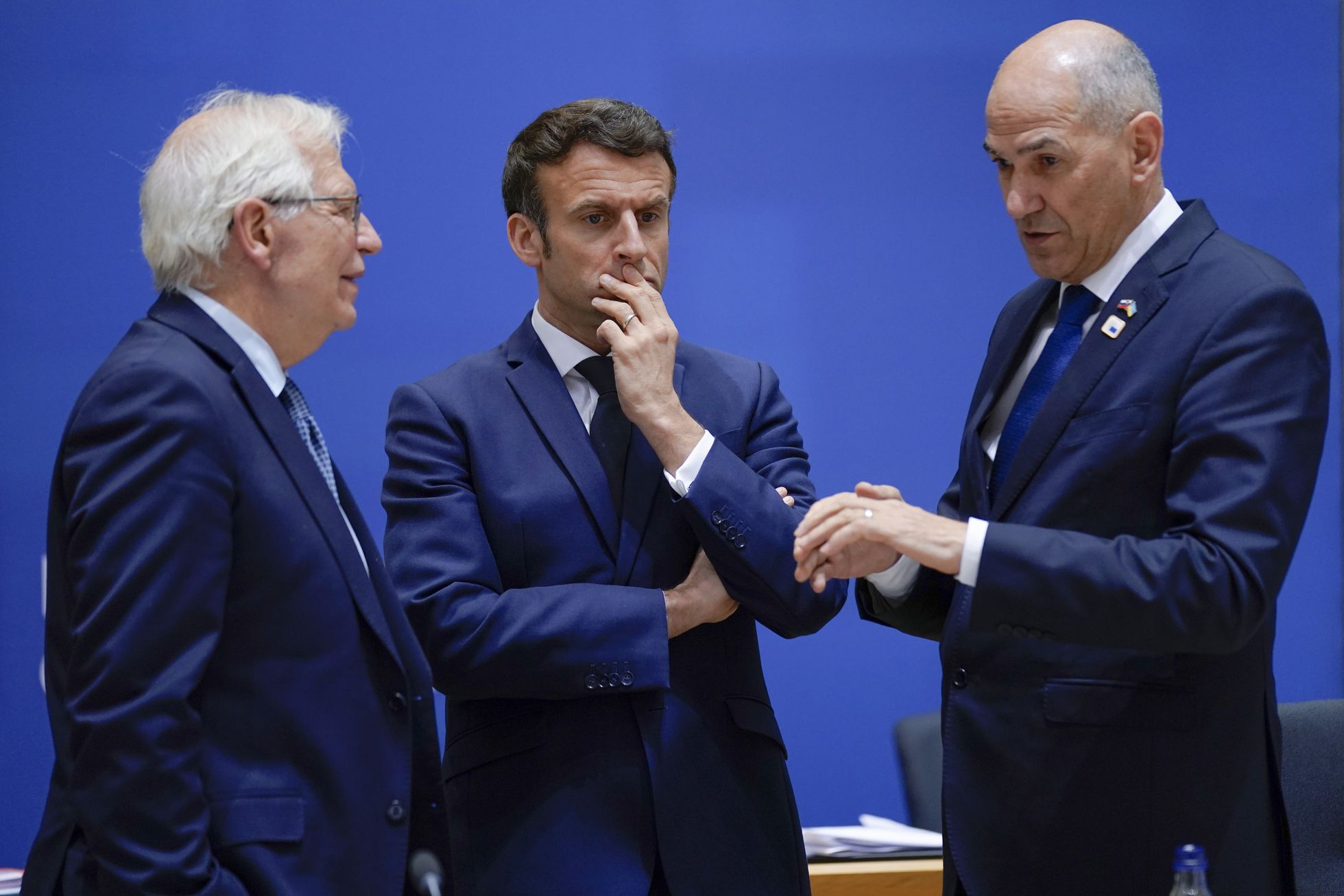 Desde la izquierda, el jefe de la diplomacia europea, Josep Borrell, el presidente francés, Emmanuel Macron, y el primer ministro esloveno, Janez Jansa, el jueves en Bruselas.