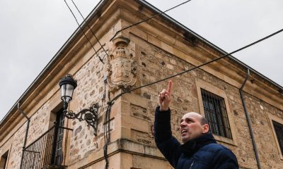 El alcalde de Vinuesa, Juan Ramón Soria, señala parte del cableado mal colocado.